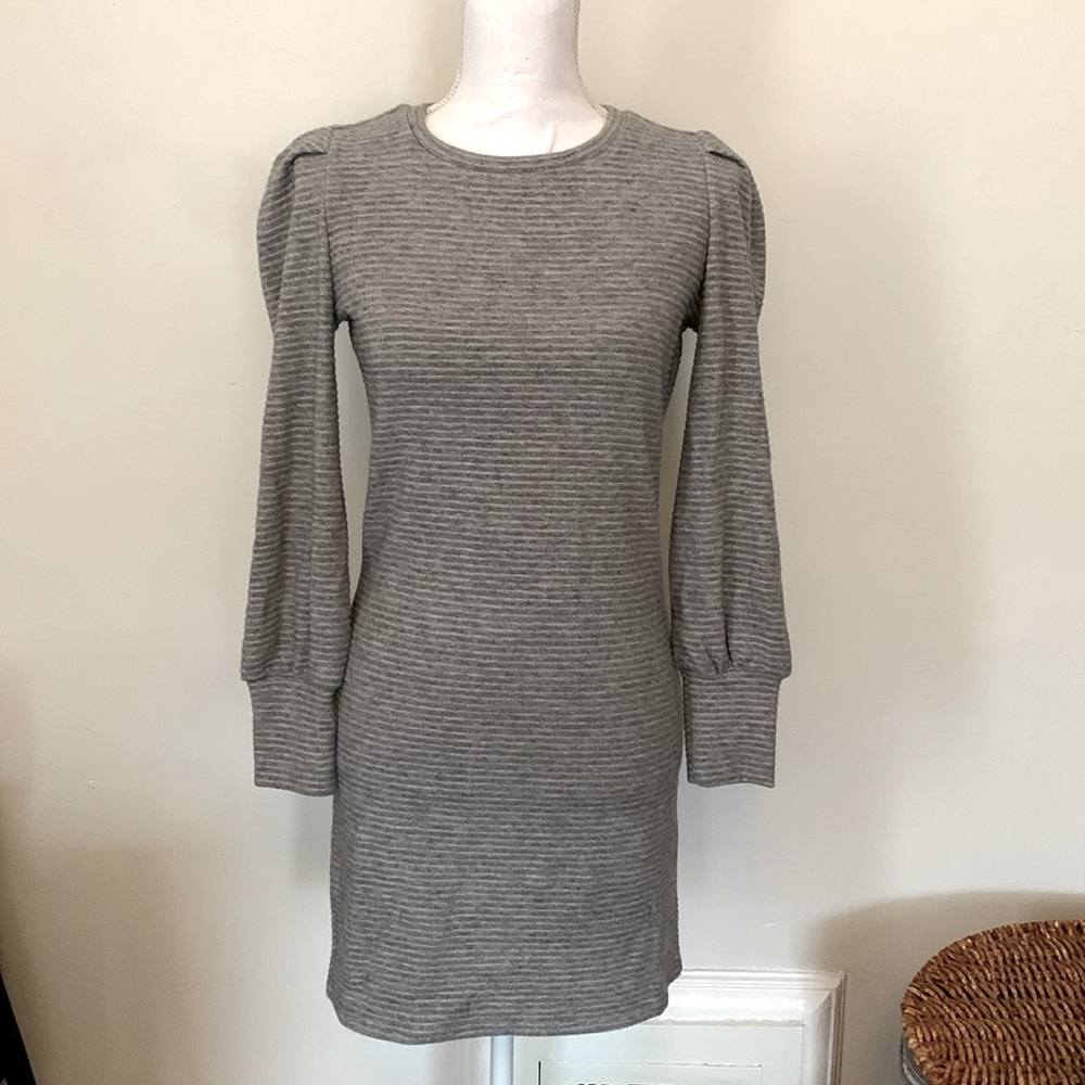 Steve Madden gray dress with shoulder puff detail.